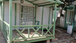 A small, single-story structure with a green exterior and a porch. - Camping La Paz (Murcia)