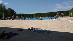 A swimming pool area with multiple pools and a sandy beach. - Camping La Paz (Murcia)