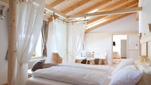 Une chambre avec un grand lit, un bureau et une chaise.