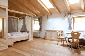 1 chambre, minibar, coffres-forts dans les chambres, bureau