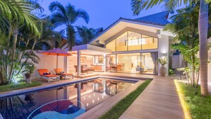 A modern house with a swimming pool, outdoor seating, and tropical plants. - 2 Bedrooms Villa Aperol (Koh Samui)