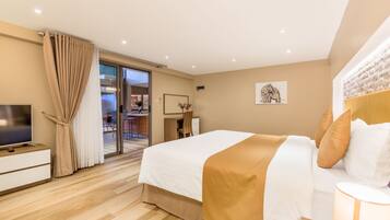 Vila Deluks, 2 kamar tidur, pemandangan kolam renang, tepi pantai | 2 kamar tidur, seprai premium, brankas, dan meja kerja