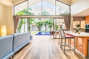 Deluxe-huvila, 2 makuuhuonetta, näköala uima-altaalle, rannalla | Ruokailu omassa huoneessa