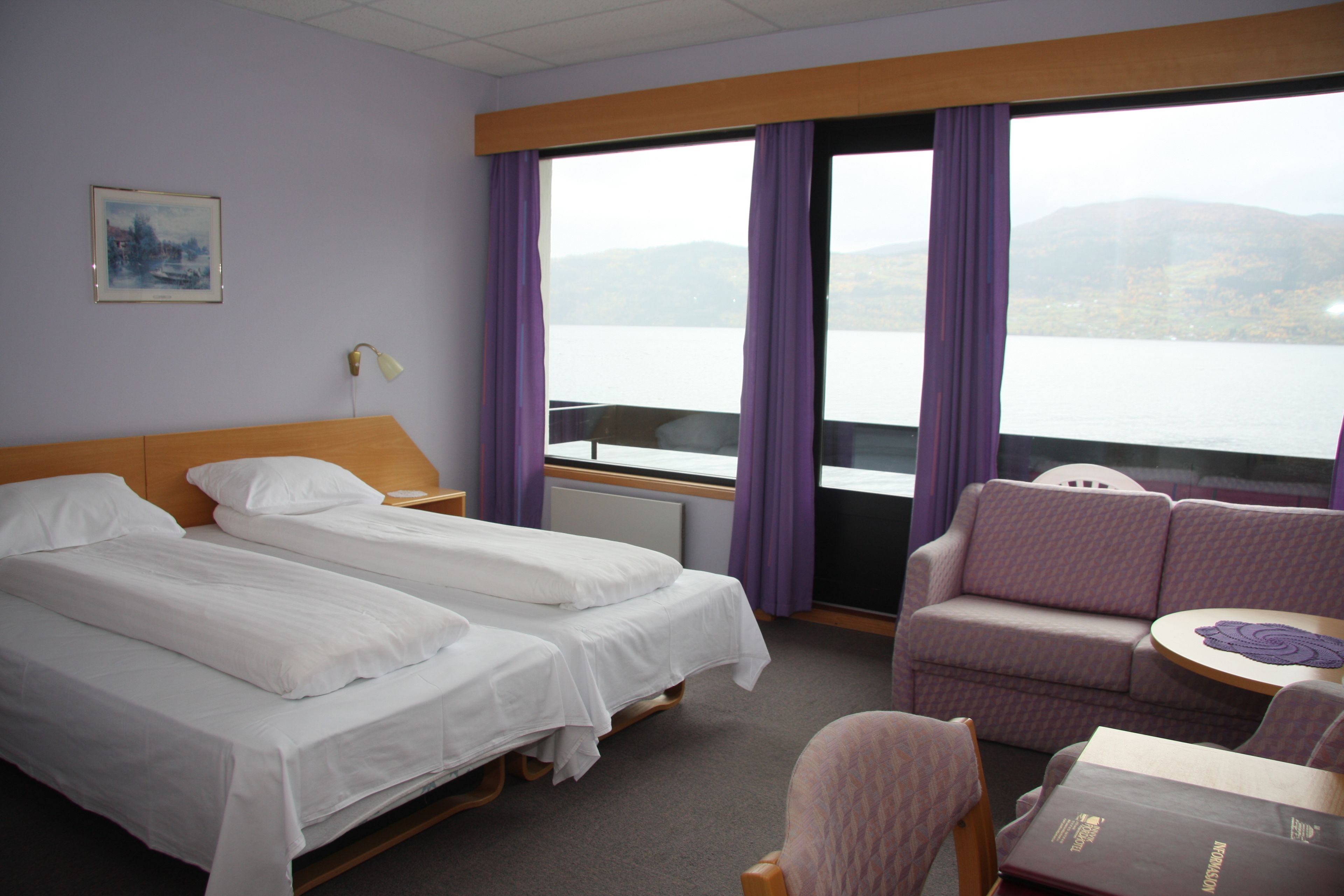 standard twin room | 1 bedroom, pillow-top beds, desk, laptop workspace