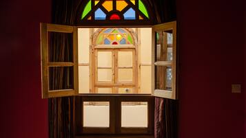 Kamar Triple Mewah | Brankas, tirai kedap cahaya, dan kedap suara