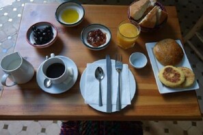 A breakfast table with coffee, jam, toast, and pancakes. - Medina Social Club - Riad (Fes)