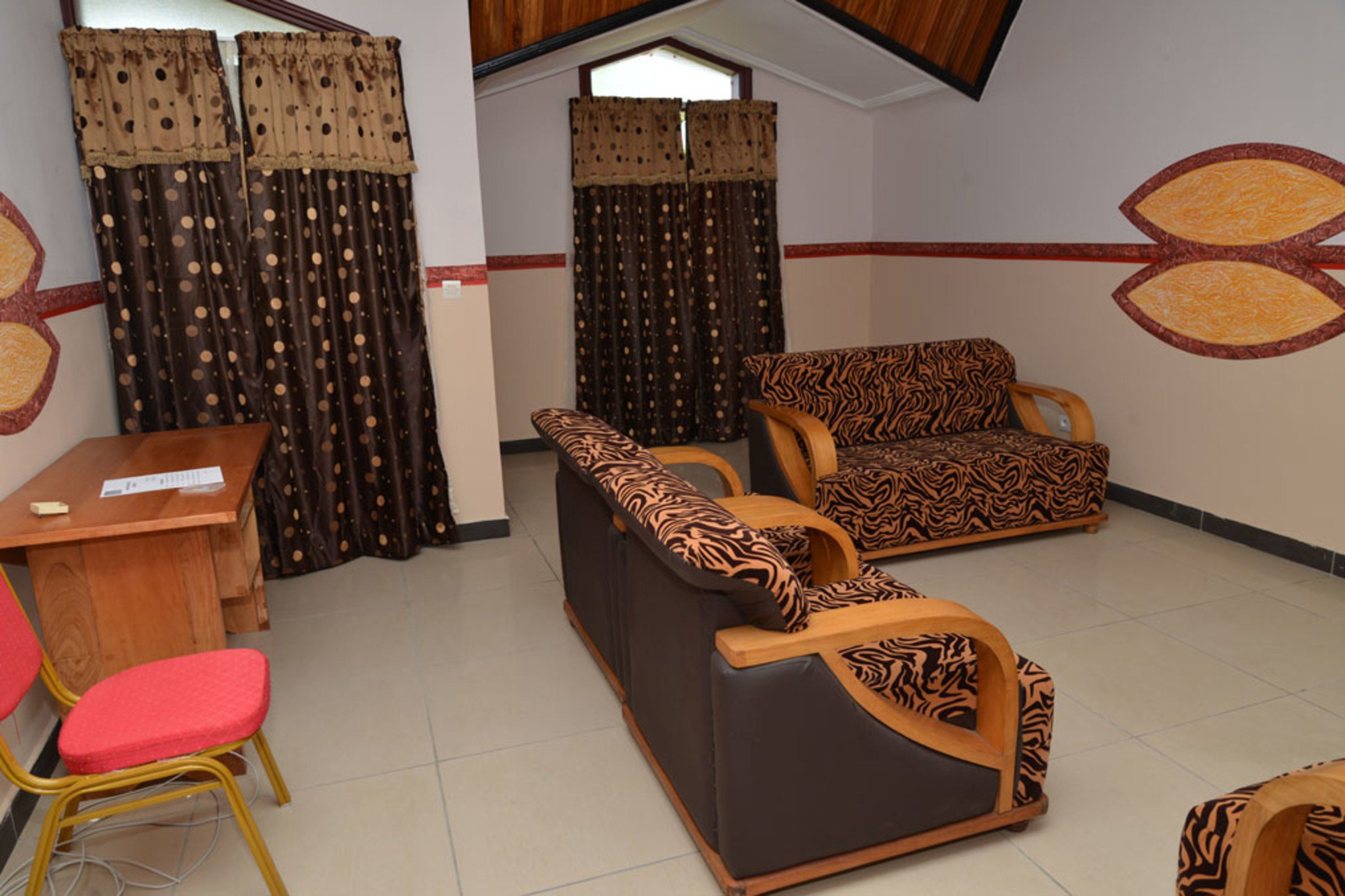 Superior-Suite | Wohnzimmer | 32-Zoll-Flachbildfernseher mit Satellitenempfang, Fernseher