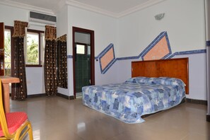 Standard Double Room | Desk, blackout curtains, free rollaway beds, free WiFi - Hotel International (Grand-Bassam)