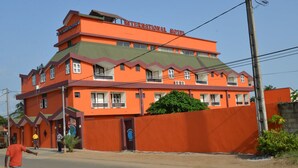 Un immeuble à plusieurs étages sur lequel on peut lire l’inscription : « HÔTEL INTERNATIONAL ».