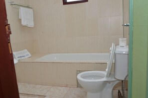 Articles de toilette gratuits, sèche-cheveux, peignoirs, chaussons