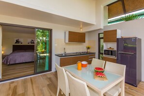 2 Bedroom with Private Pool Villa | Eget kjøkken | Kjøleskap, mikrobølgeovn, kokeplater og espressomaskin