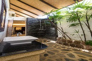 2 Bedroom with Private Pool Villa | Badezimmer | Dusche, kostenlose Toilettenartikel, Haartrockner, Handtücher