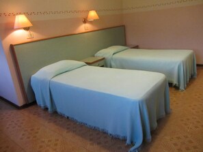 In-room safe, desk, rollaway beds, free WiFi - Locanda Gaia (Muggia)