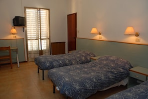 In-room safe, desk, rollaway beds, free WiFi - Locanda Gaia (Muggia)