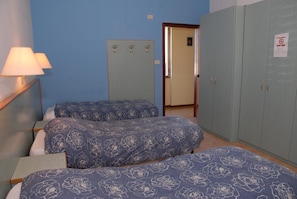 Caixa forta a l'habitació, escriptori i llits addicionals