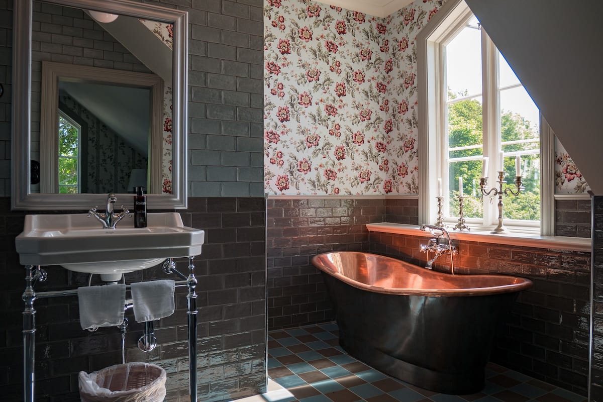 suite, sea view | bathroom | hydromassage showerhead, towels