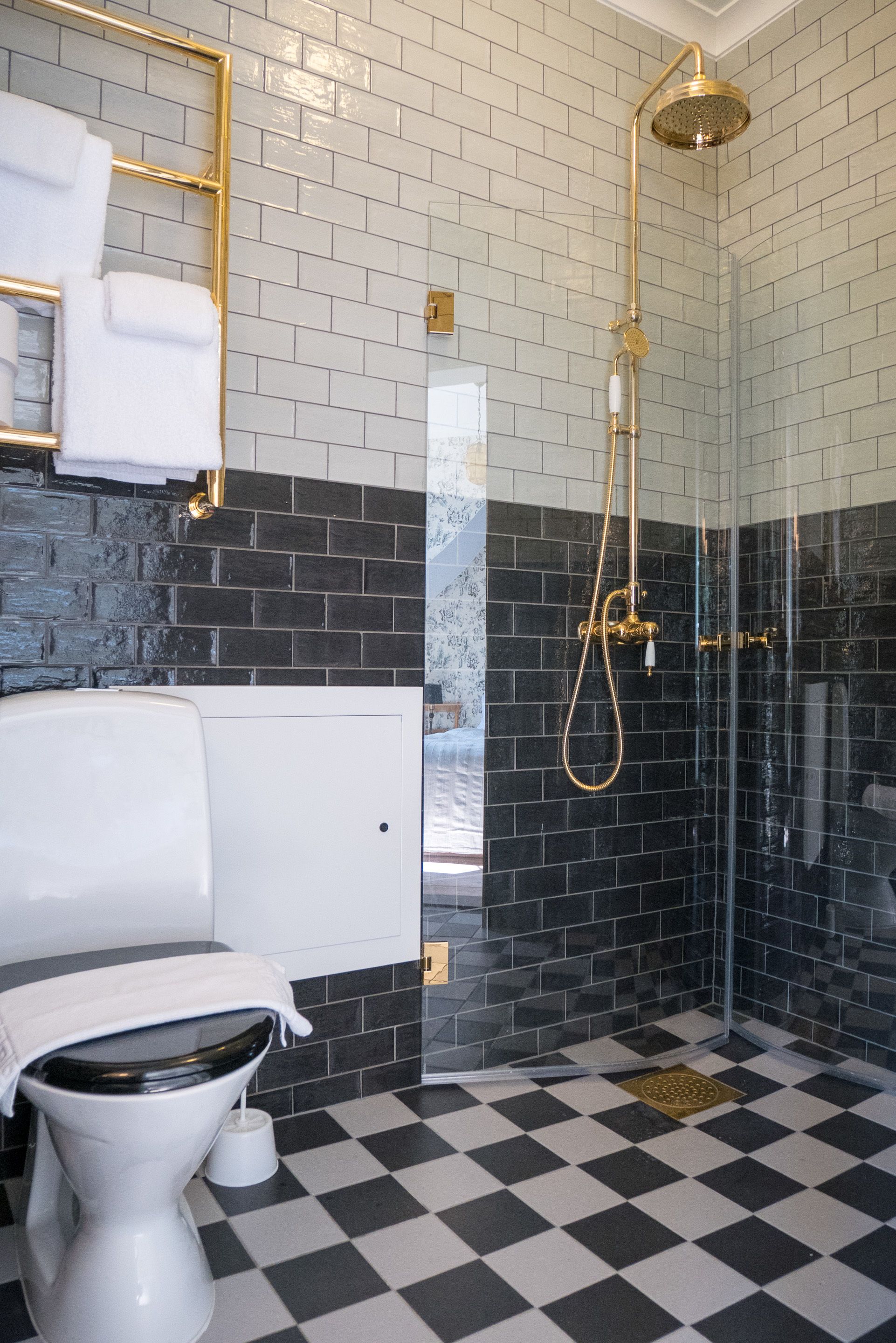 deluxe room | bathroom | hydromassage showerhead, towels