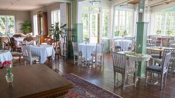 Daily buffet breakfast (SEK 175 per person)