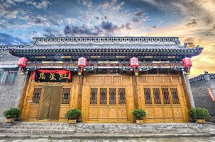 Un edificio tradicional con puertas de madera ornamentadas y techo de tejas.