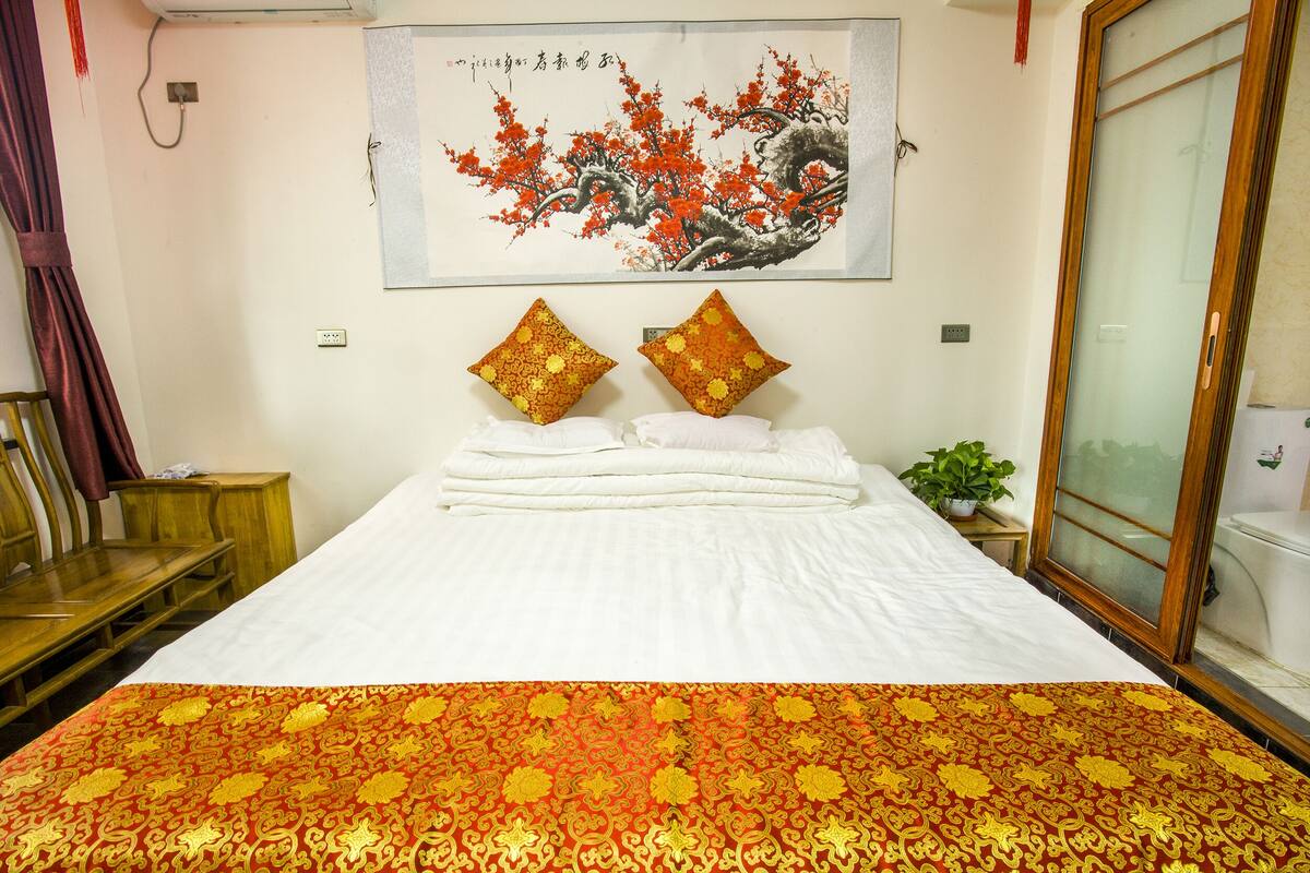 Deluxe Suite | Iron/ironing board, WiFi (free), individually decorated