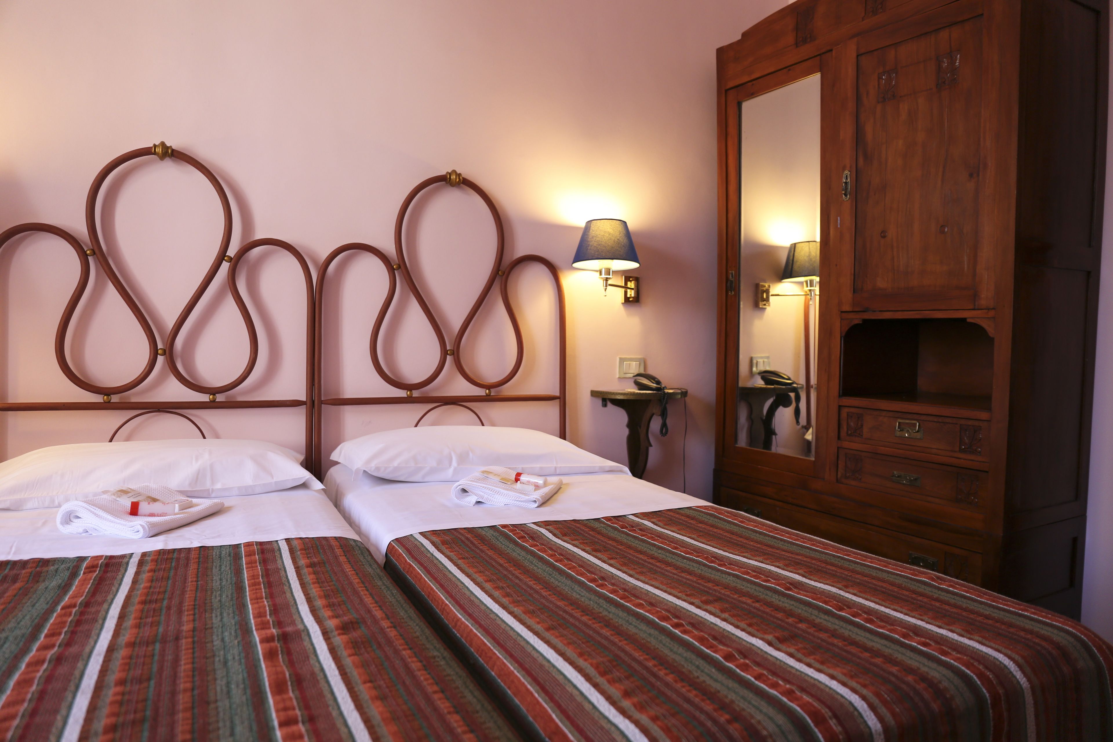 Standard-Doppel- oder -Zweibettzimmer, Gemeinschaftsbad | Schreibtisch, Babybetten, Bettwäsche