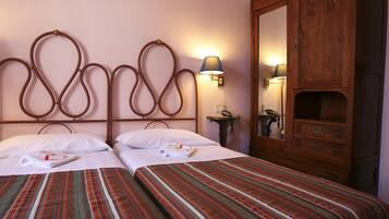 Standard-Doppel- oder -Zweibettzimmer, Gemeinschaftsbad | Schreibtisch, Babybetten, Bettwäsche