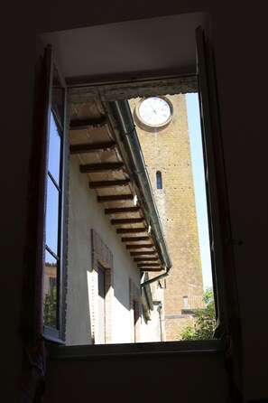 标准单人房 | 办公桌、婴儿床、床单