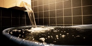 Djupt badkar, gratis toalettartiklar, hårtork och tofflor