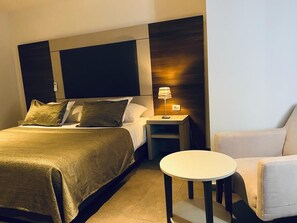 Chambre Exécutive, 1 trÚs grand lit, non-fumeurs, vue ville | Literie de qualité supérieure, matelas Select Comfort, minibar
