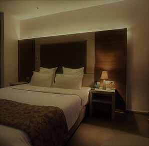 Premium bedding, Select Comfort beds, minibar, in-room safe - Grand Hotel Central (Conakry)