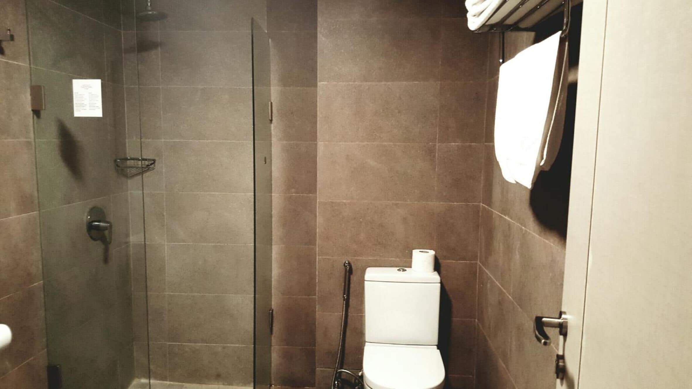 shower, rainfall showerhead, free toiletries, towels