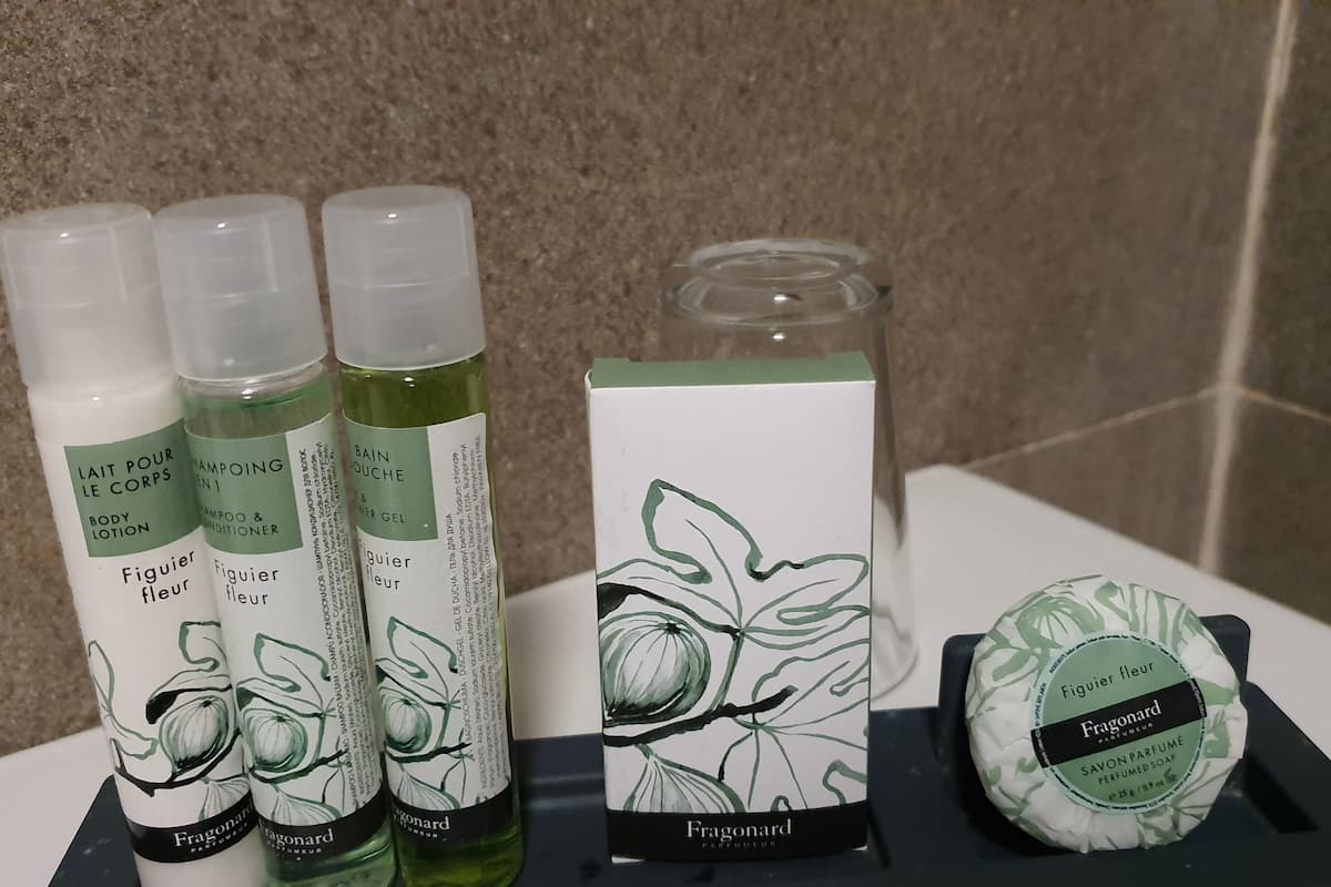 shower, rainfall showerhead, free toiletries, towels