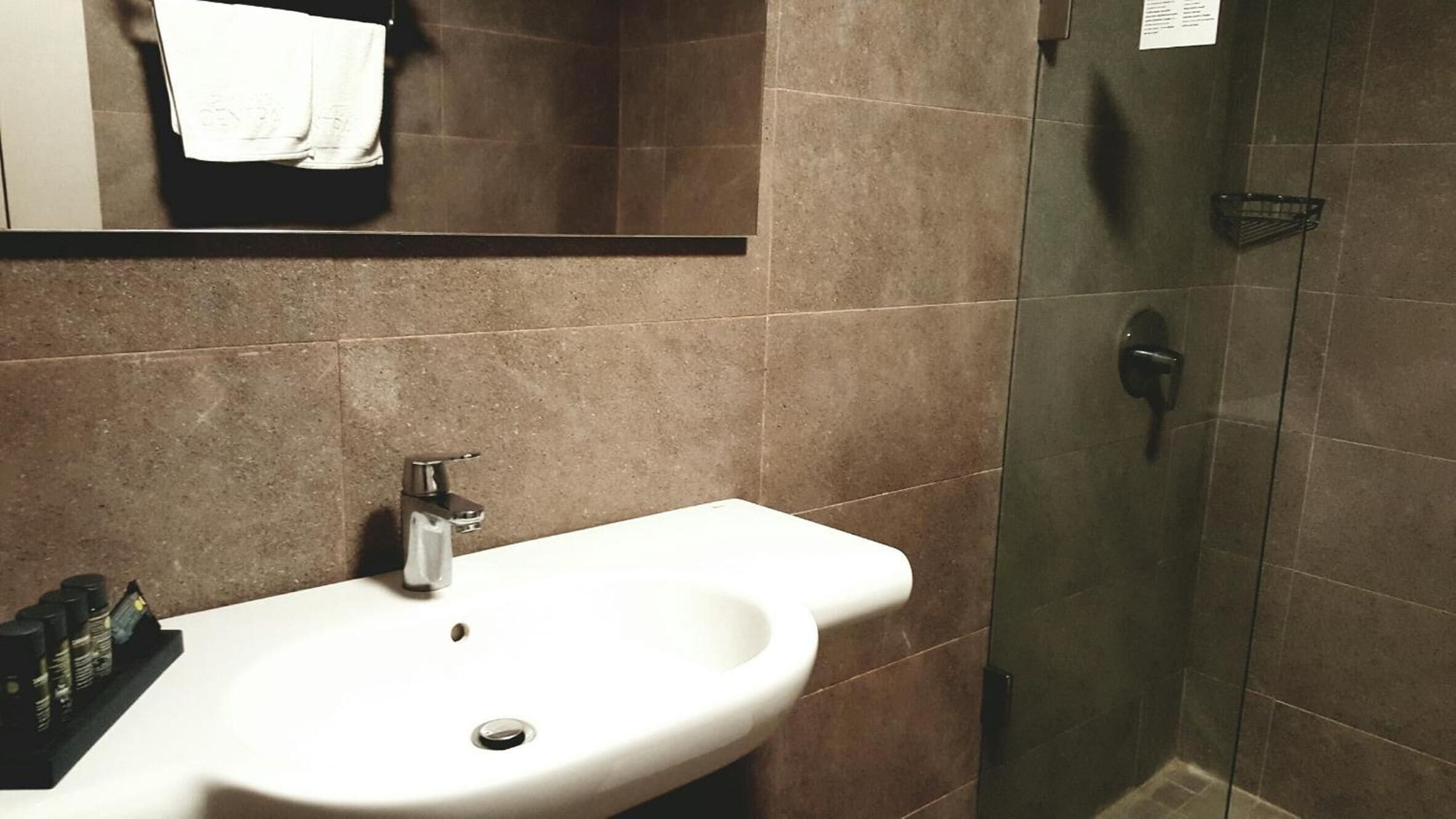 shower, rainfall showerhead, free toiletries, towels