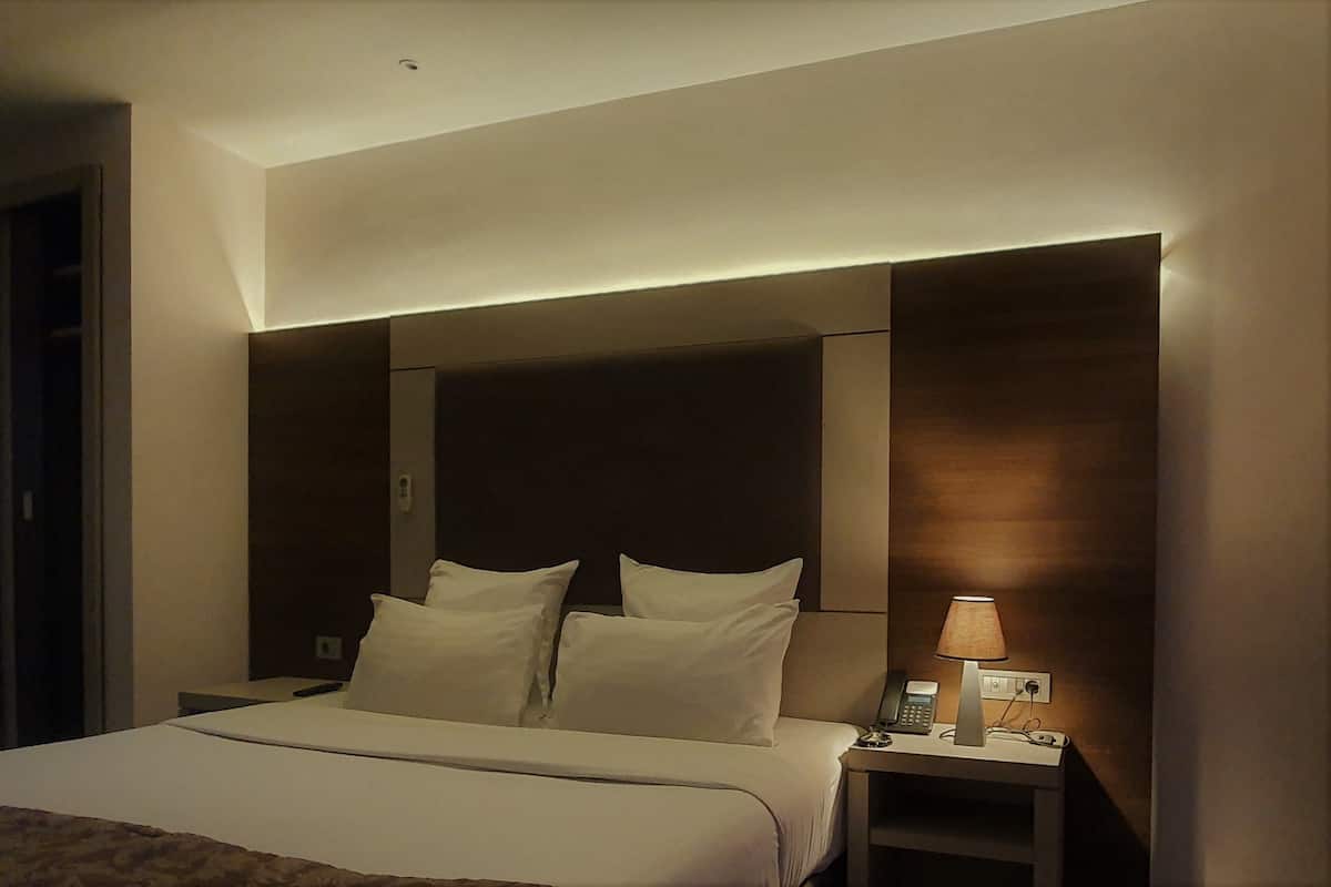 deluxe single room, 1 queen bed | premium bedding, select comfort beds, minibar, in-room safe