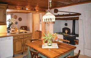 Kjøleskap, kokeplater, oppvaskmaskin og kaffetrakter/tekoker