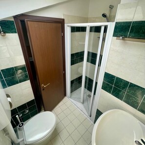 Salle de bain | Douche, articles de toilette (gratuits), séchoir à cheveux, bidet