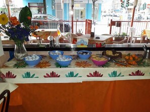 Buffet déjeuner gratuit tous les jours