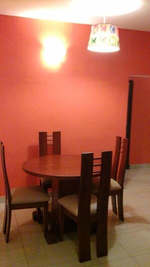 Apartment | Makan dalam bilik