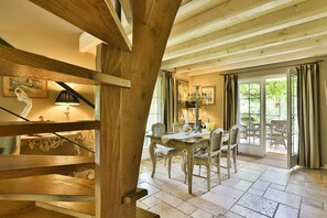 ハネムーン コテージ サウナ | リビング エリア | 薄型テレビ、暖炉