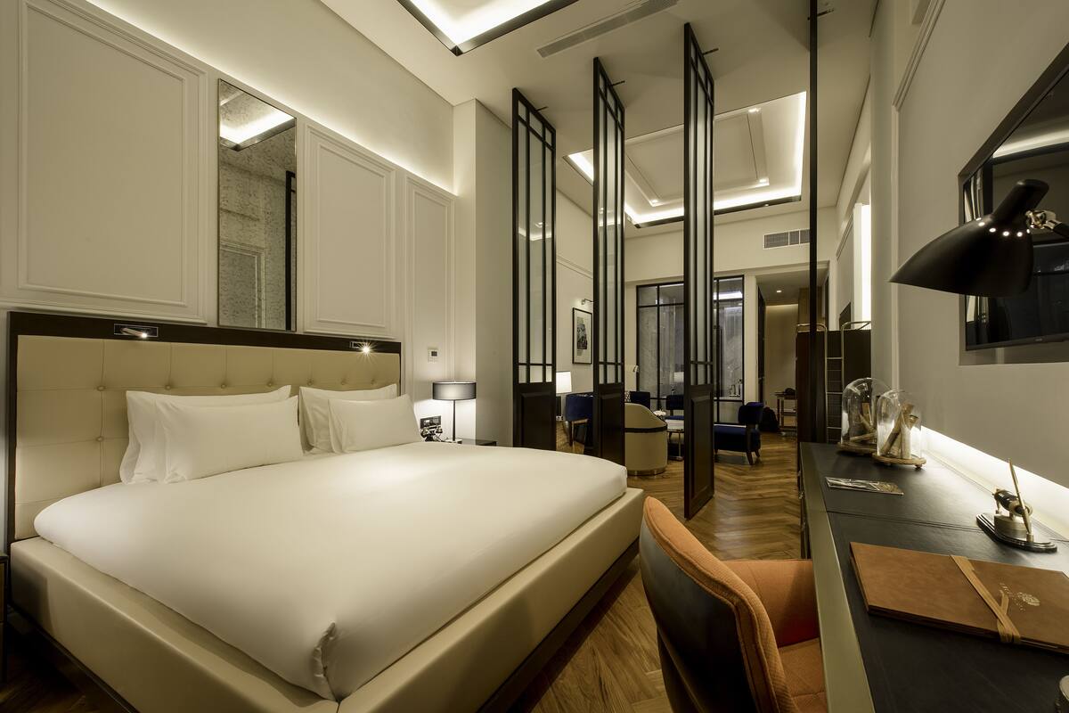 deluxe room, 1 king bed, city view | minibar, in-room safe, desk, blackout curtains