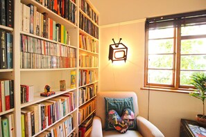 Comfort Apartment, 1 Bedroom, Balcony | Living room | Flat-screen TV - 6 Chester Court (Cape Town)
