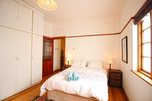 Comfort Apartment, 1 Bedroom, Balcony | 1 bedroom, desk, iron/ironing board, free WiFi - 6 Chester Court (Cape Town)