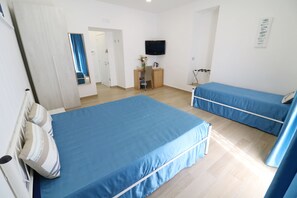 Camera quadrupla, balcone (Anacapri) | Minibar, una cassaforte in camera, una scrivania, insonorizzazione