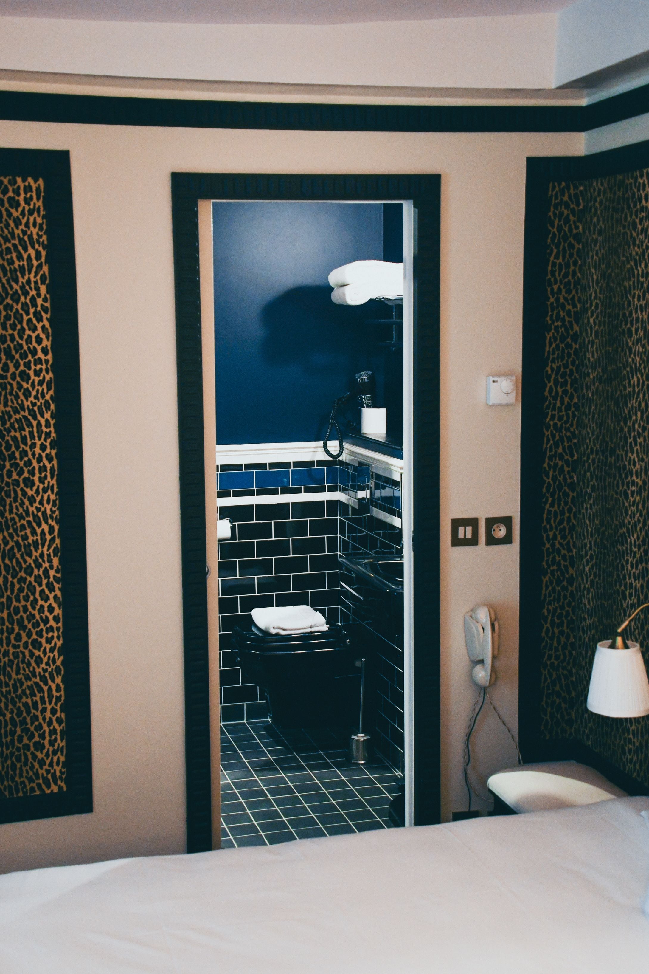 deluxe double room | bathroom | free toiletries, towels
