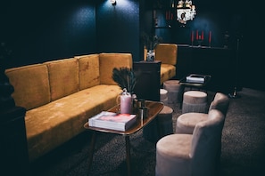Lobby sitting area - La Mondaine (Paris)