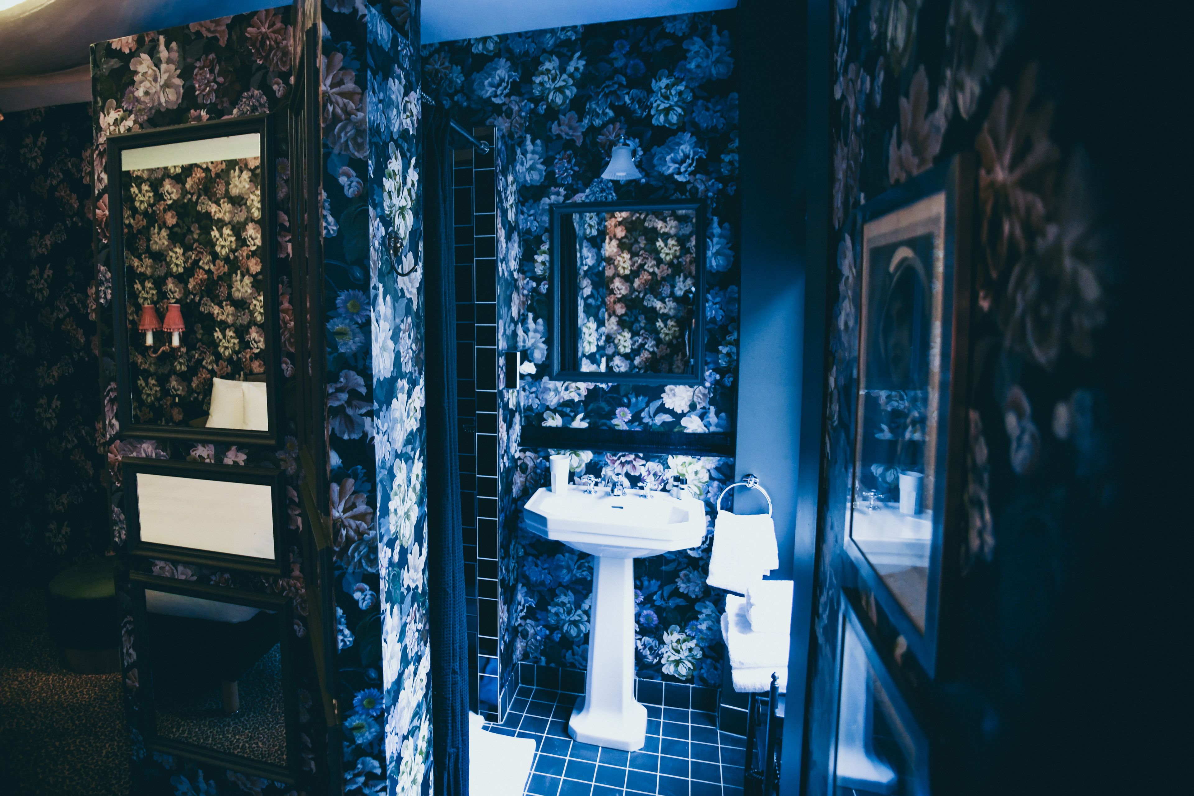 superior double room | bathroom | free toiletries, towels