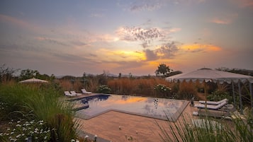 Außenpool, Sonnenschirme