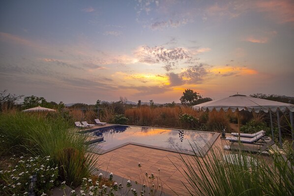 Outdoor pool, pool umbrellas - Amritara Jawai Resort (Bali)