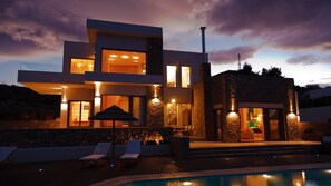 Front of property – evening/night - Elounda White Pearl Villa (Agios Nikolaos)
