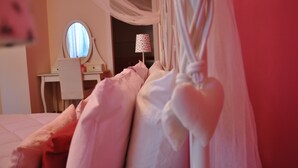 A bedroom with a bed, a desk, and a chair. - Dimora Paolina (Baschi)